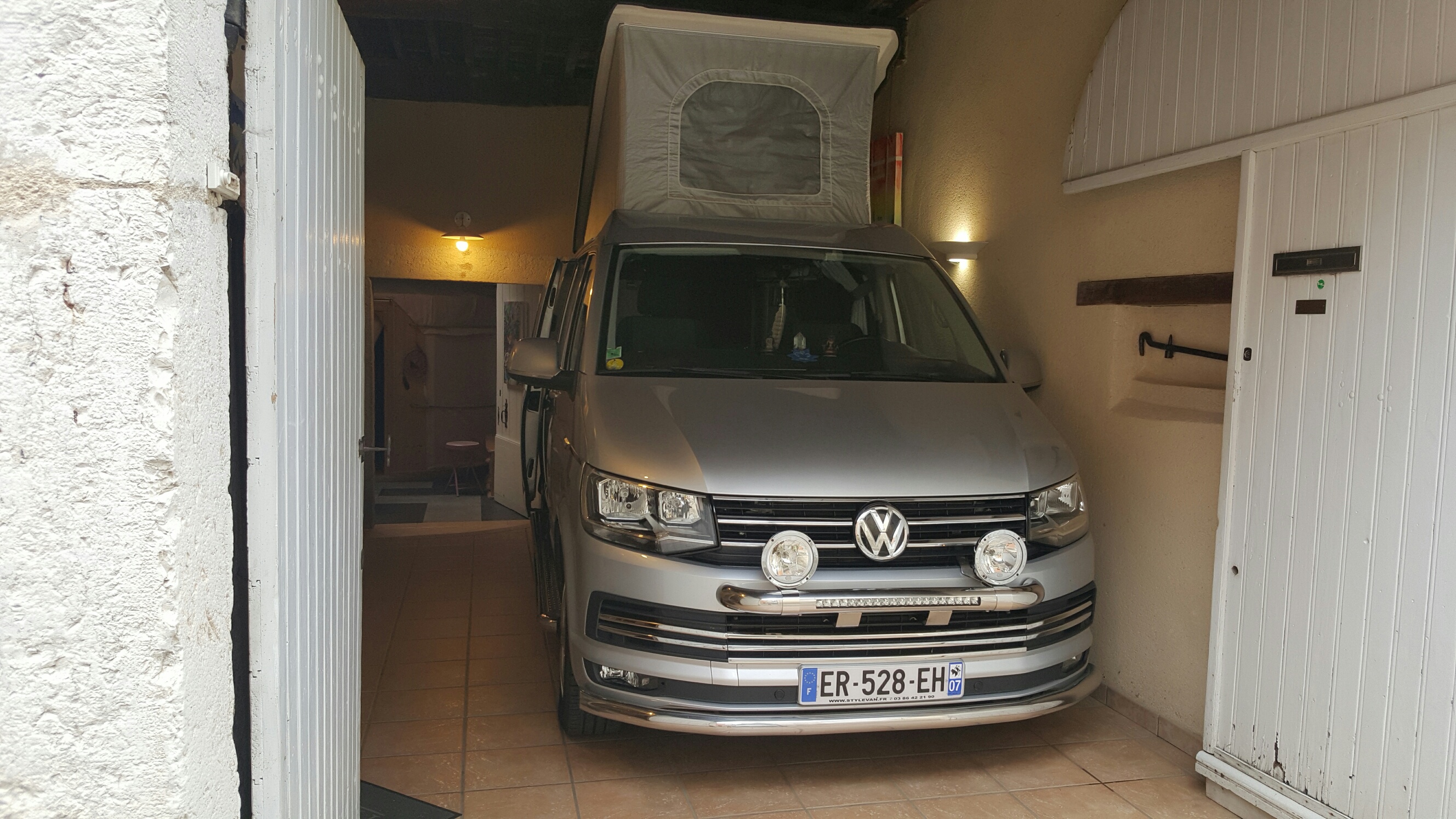 VAN DANS GARAGE 01.jpg