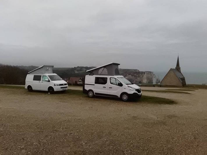 La encore seul sur le parking de la chapelle